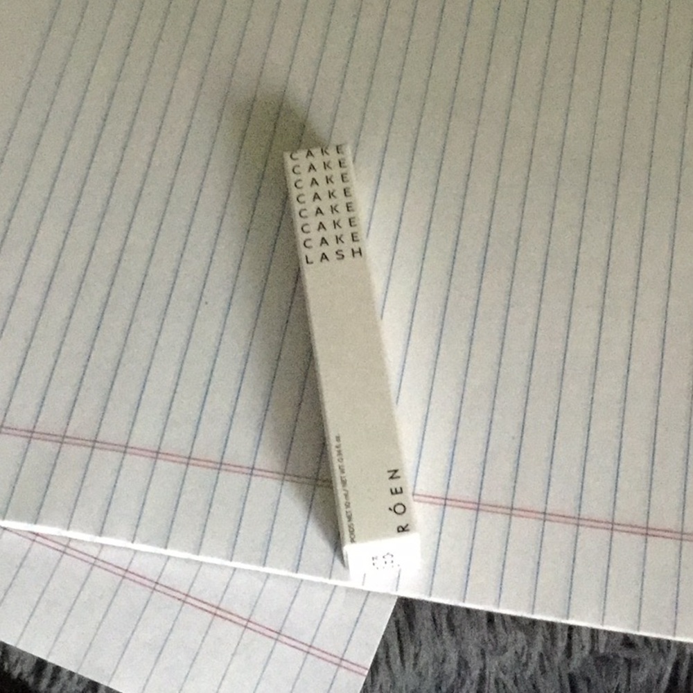 Roen Beauty   Cake Mascara in Black New/Never opened